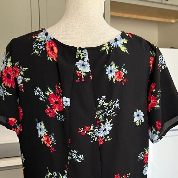 Chelsea & Theodore Flowing Floral Print Top for Career and Casual Size Medium - Picture 3 of 7